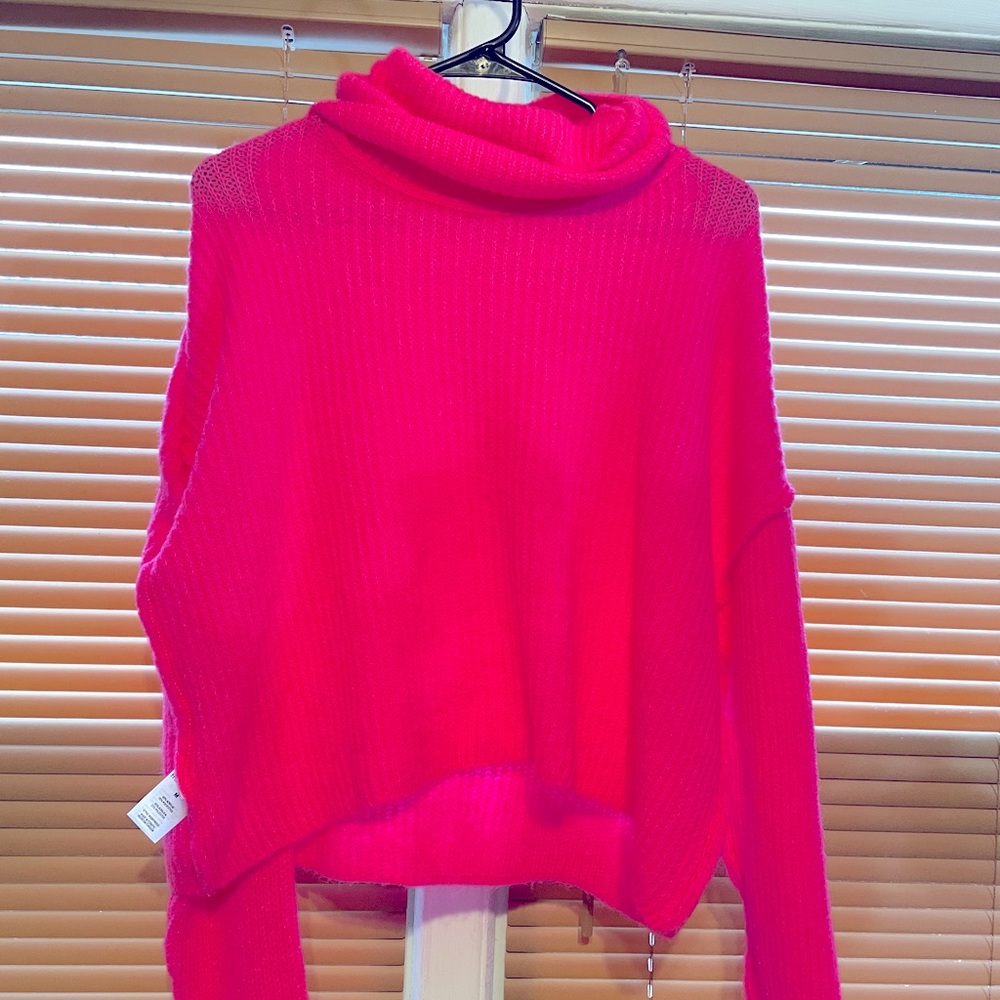 Women’s size M bright pink light sweater NWT never worn